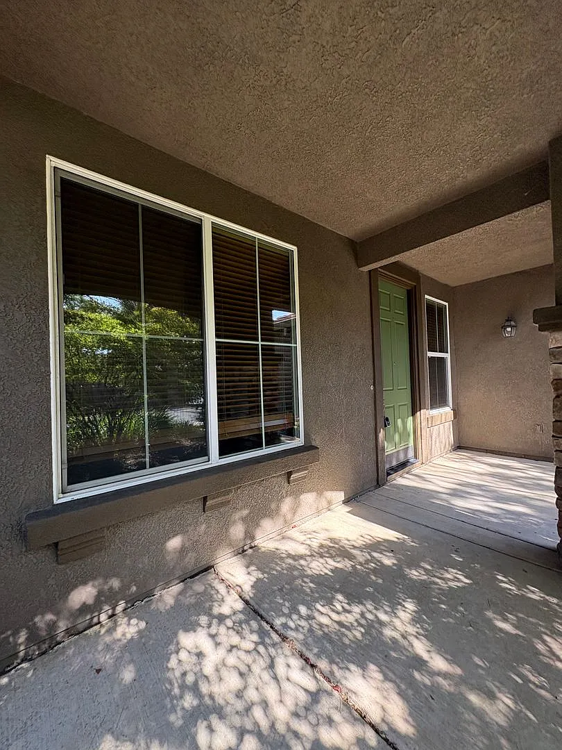 Beautiful Home in Desirable Lincoln Crossing! — Photo 3