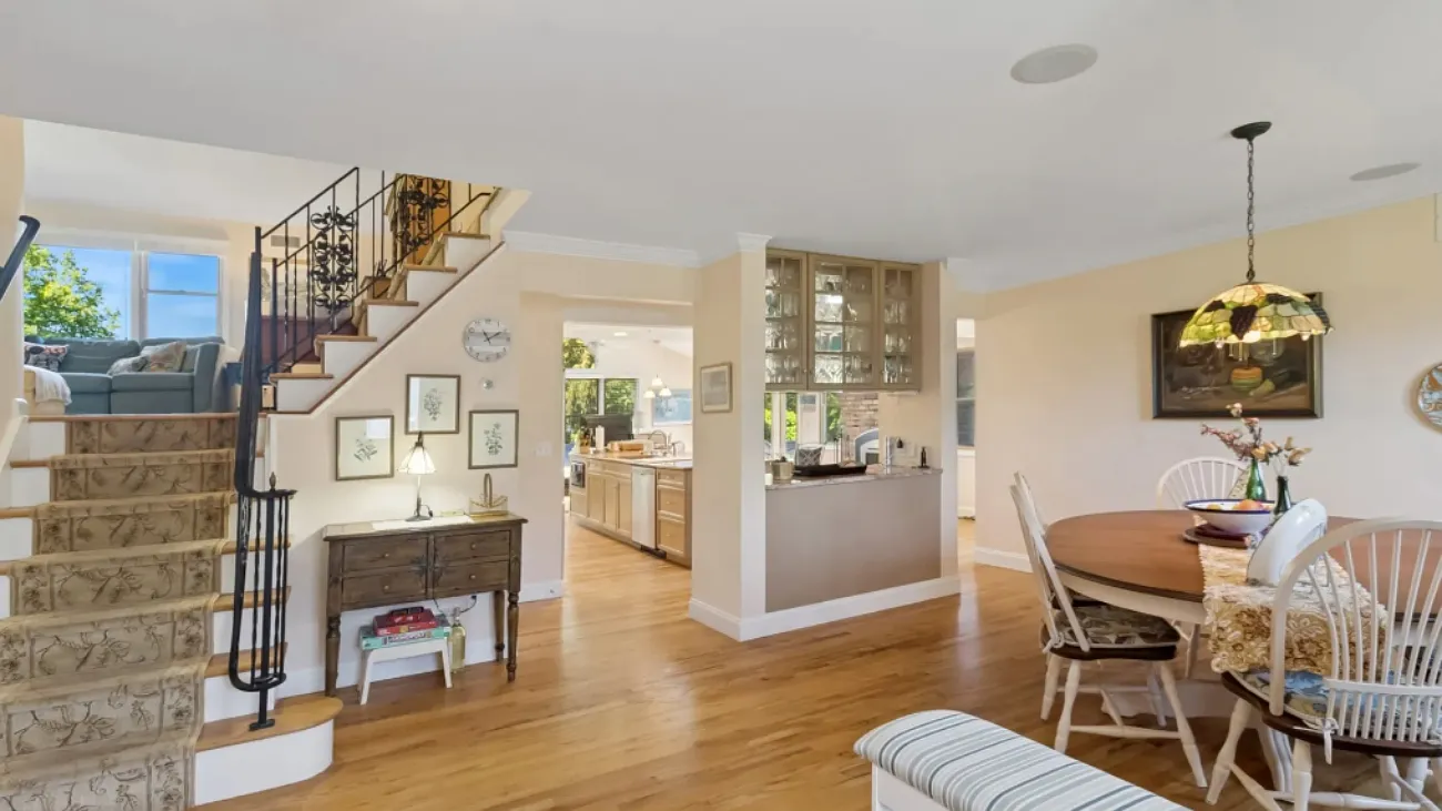 Charming and open Hampton Bays Beach Bungalow — Photo 3