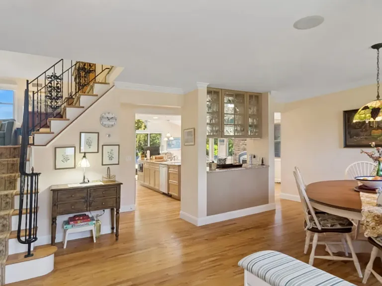 28 Middle Rd — Photo 3