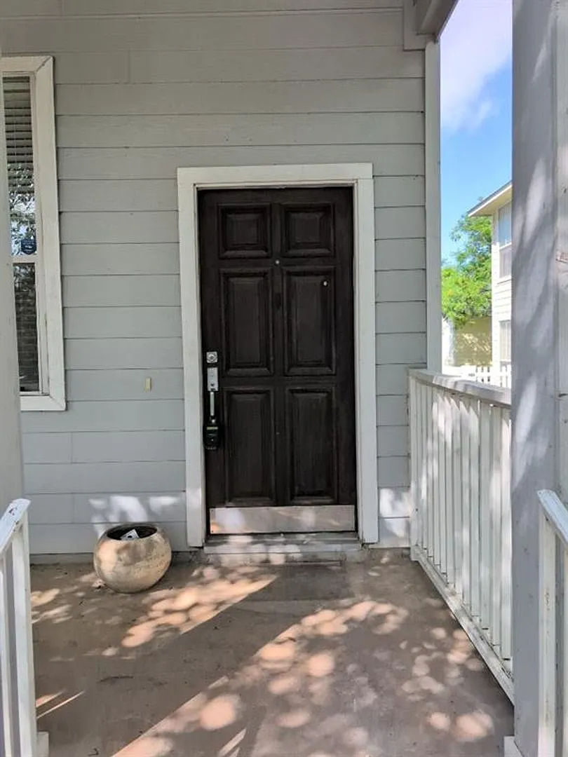 Wondeful 3 Bedroom 3 Bath home with covered front patio (on both floors) — Photo 4