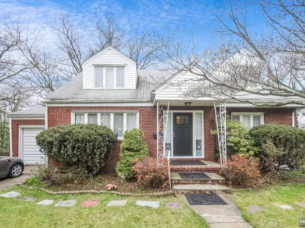 220 Warwick Ln, Leonia, NJ 07605