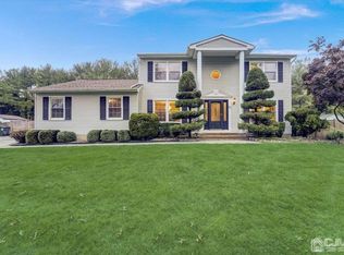 17 Chatham Ridge Dr, Freehold, NJ 07728