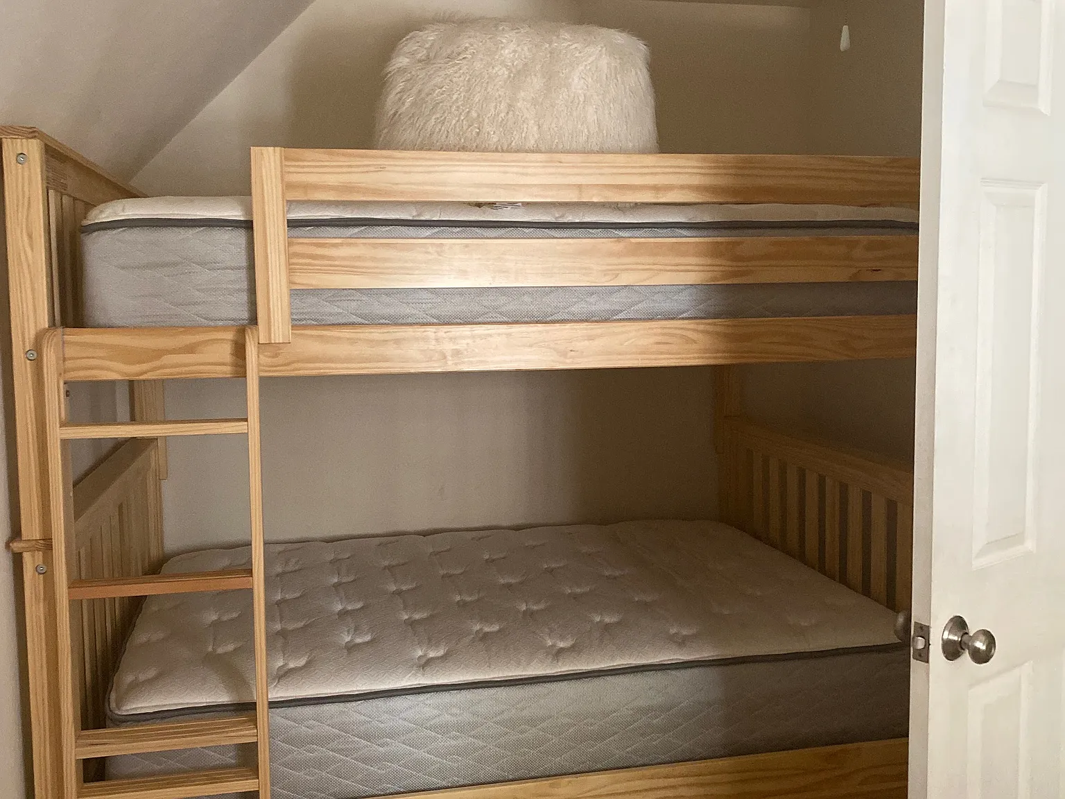 2 bed, 950 sqft, $3,000 — Photo 2