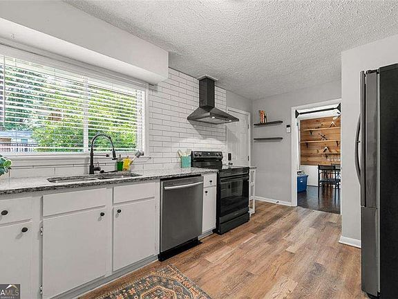3rd image of 2268 Shamrock Dr