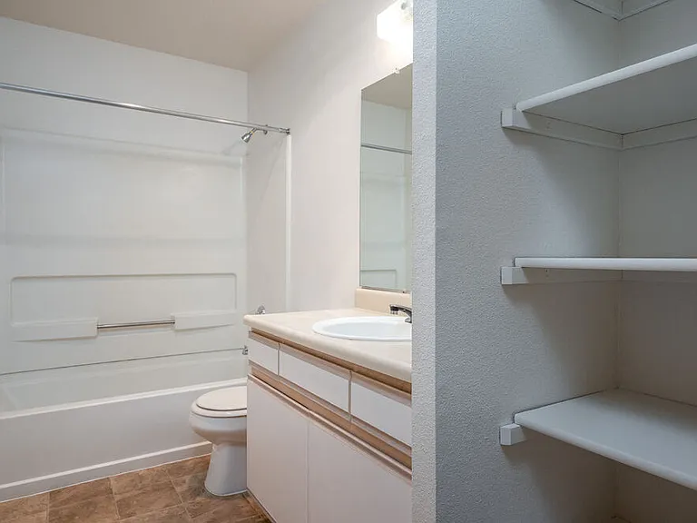 Tuxedo Park Apartments — Photo 18