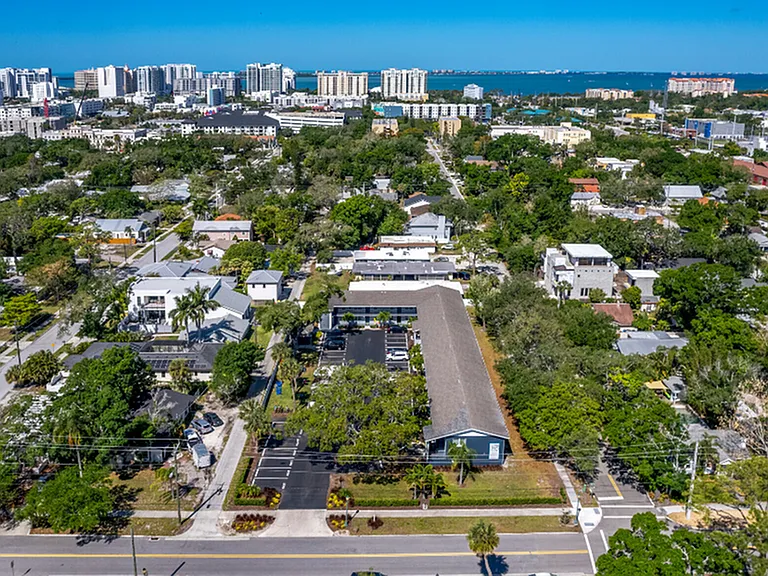 Ideal Location near Downtown and Sarasota Bay