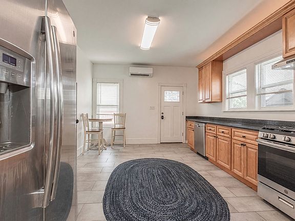 4th image of 38 Davis St