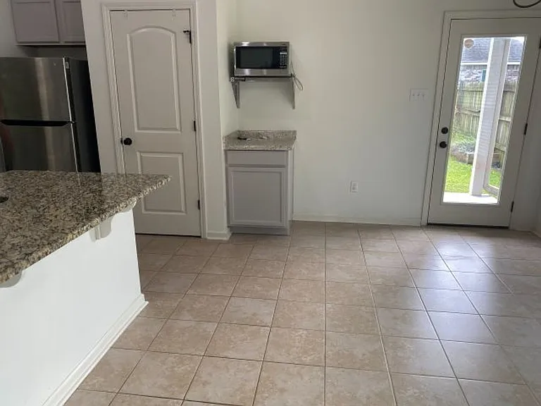 510 Greenwich Dr — Photo 4