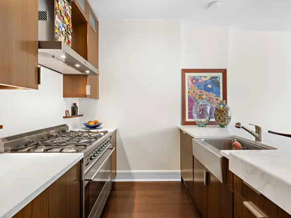 60 Riverside Boulevard image 5 of 11