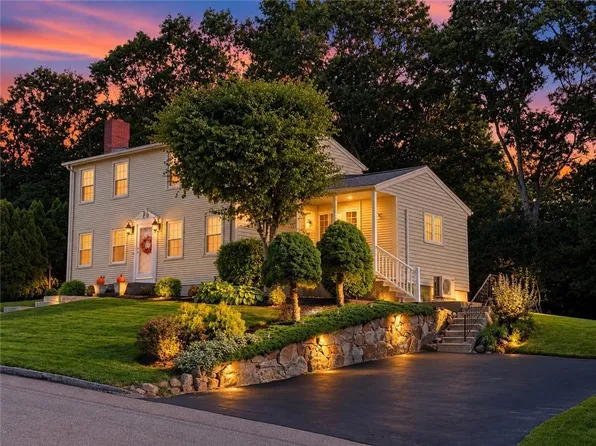 27 Country View Dr, Johnston, RI 02919