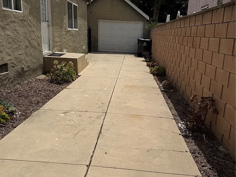 1133 S Van Ness Ave — Photo 4