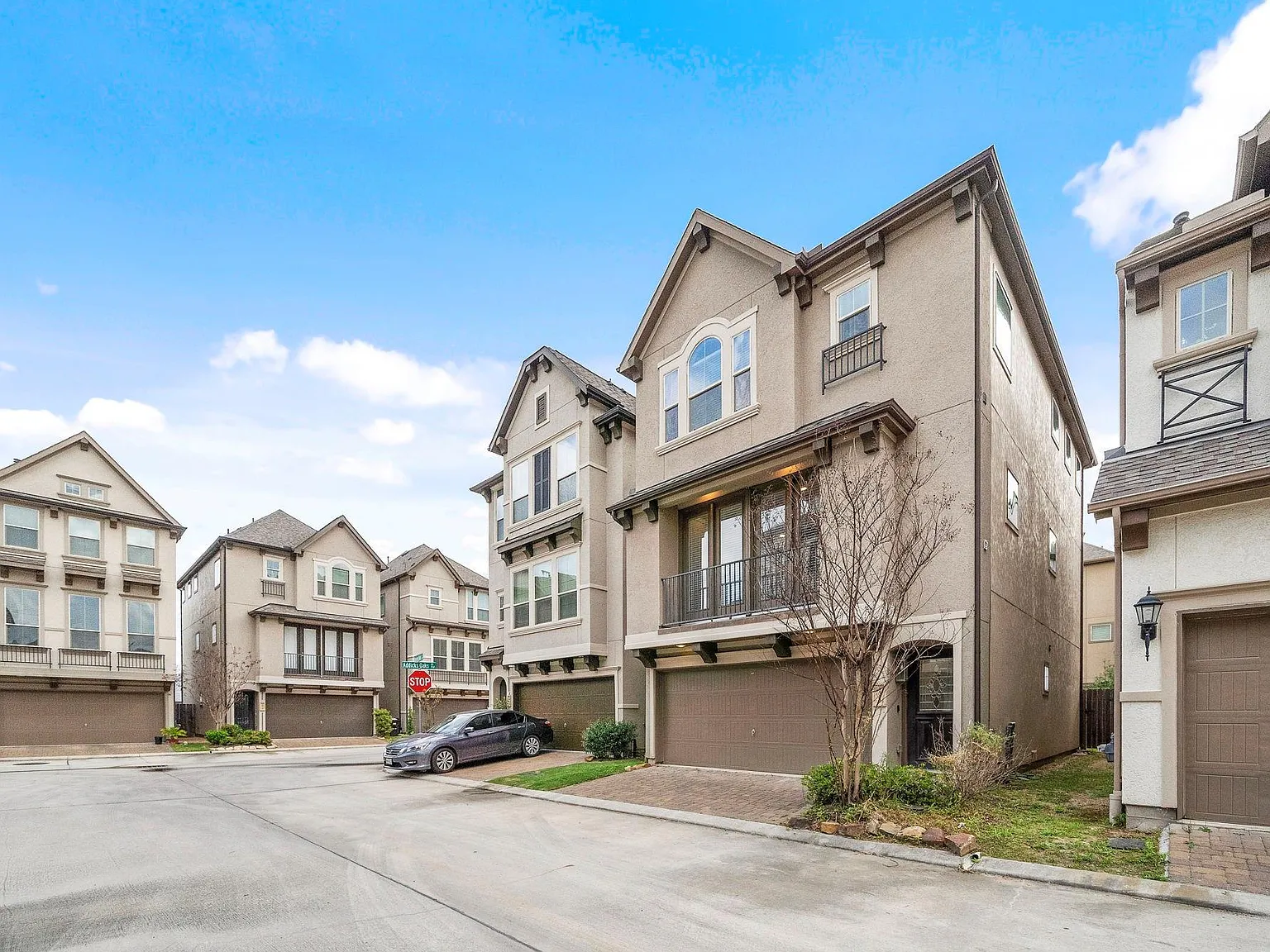 3 bed, 3.5 bath, 2302 sqft, $2,850 — Photo 3