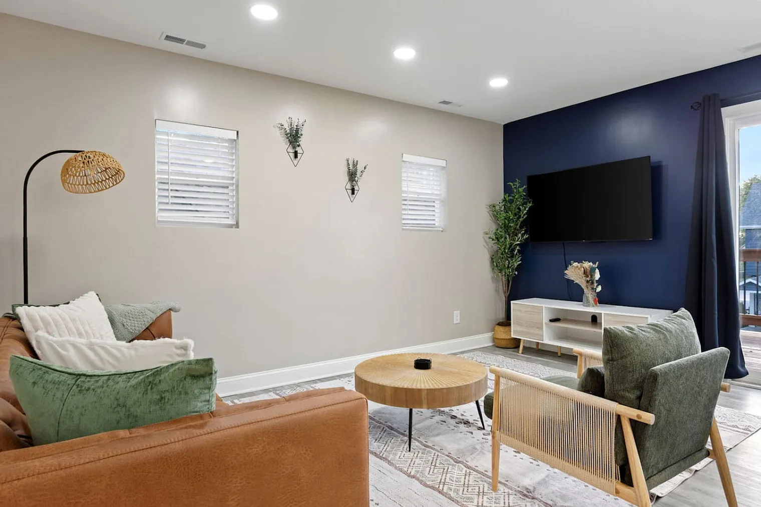 4 bed, 2.0 bath, 2152 sqft, $4,043 — Photo 3