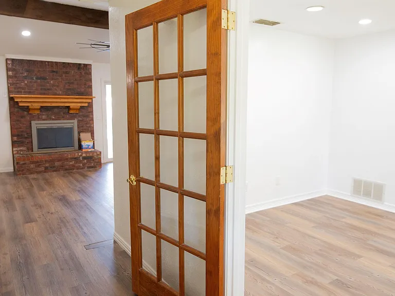 2811 Cromwell Ave — Photo 2