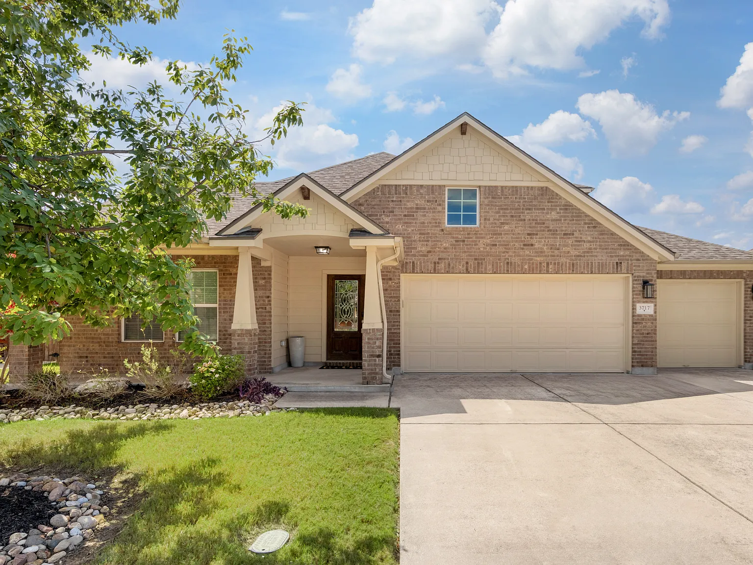 4 bed, 2675 sqft, $6,000 — Photo 2