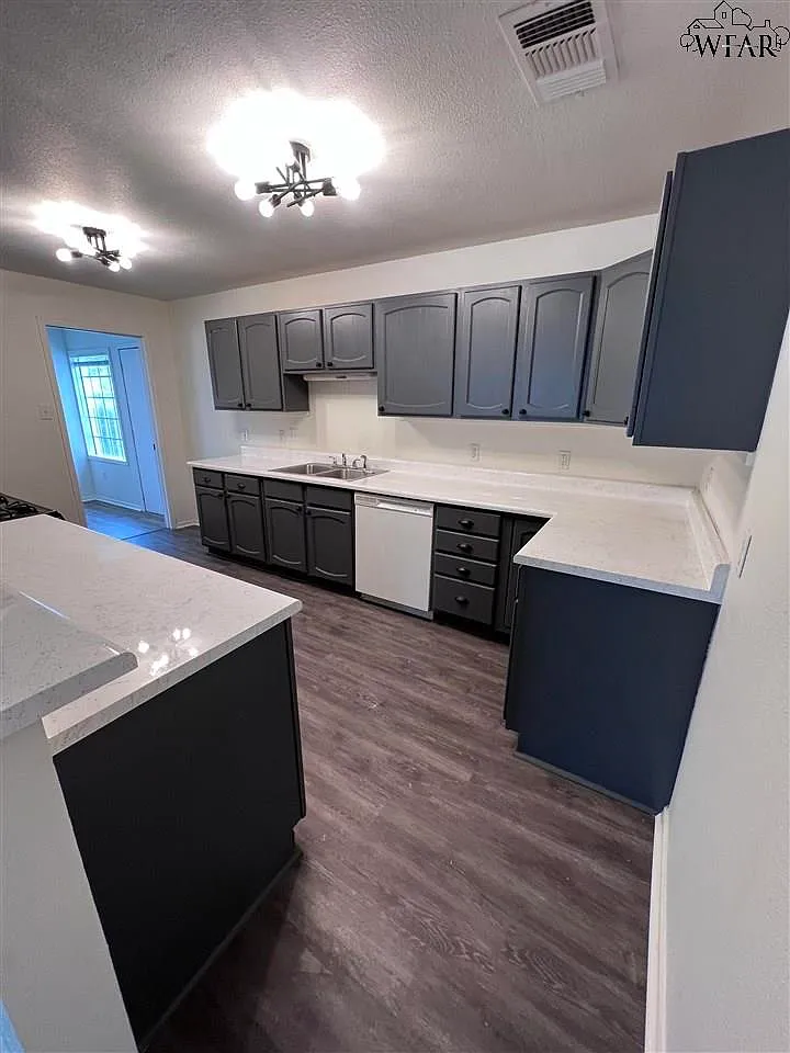 3 bed, 2.0 bath, 1368 sqft, $1,495 — Photo 4