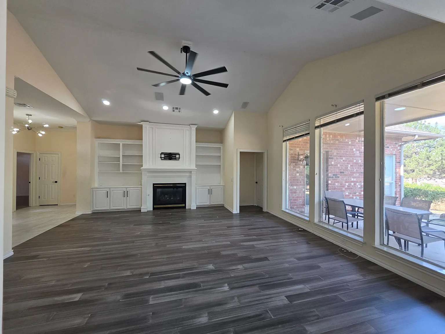 3 bed, 2.5 bath, 2400 sqft, $2,200 — Photo 3