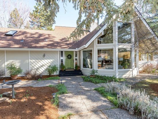 928 Beswick Way Ashland Or 97520 Zillow