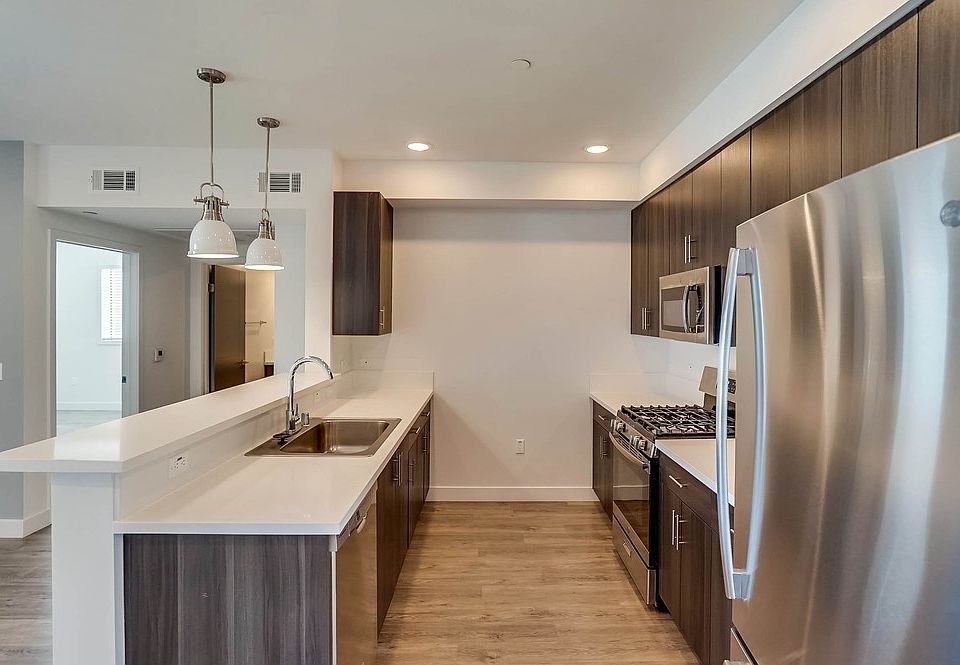 1st image of 6015 Woodman Ave #303