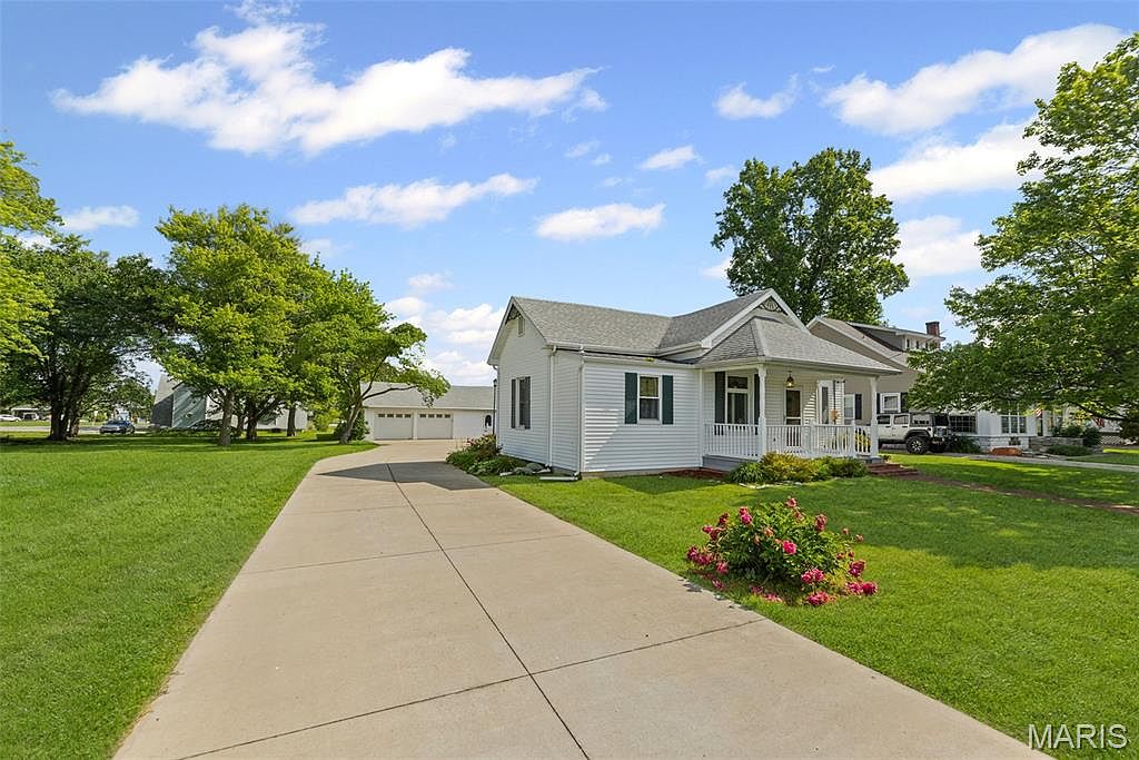207 W Vine St, Brighton, IL 62012 | MLS #25036432 | Zillow