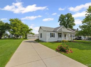 207 W Vine St, Brighton, IL 62012