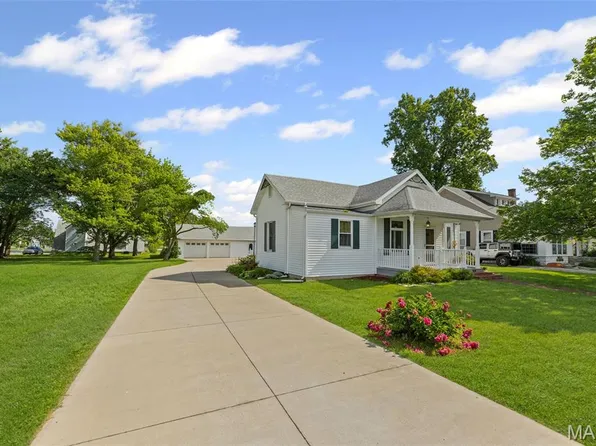 207 W Vine St, Brighton, IL 62012