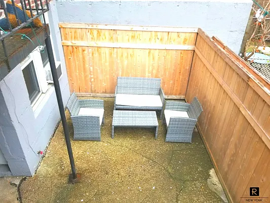 Rented by R New York | media 50