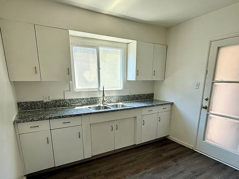 1670 Amberwood Dr #B — Photo 6