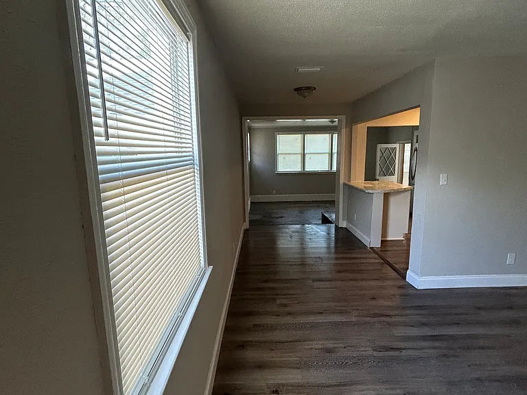 638 Gardenia Ln — Photo 7