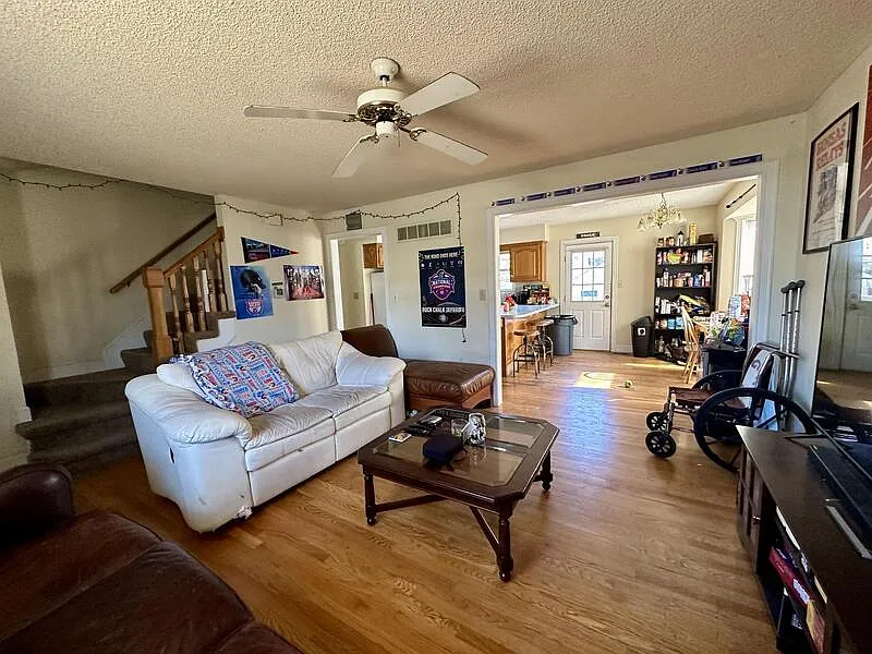 4 bed, 2.0 bath, 1600 sqft, $4,750 — Photo 2