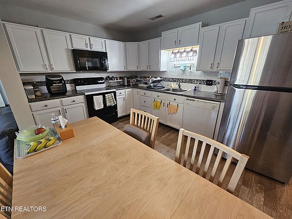 3rd image of 157 Dalton Place Way