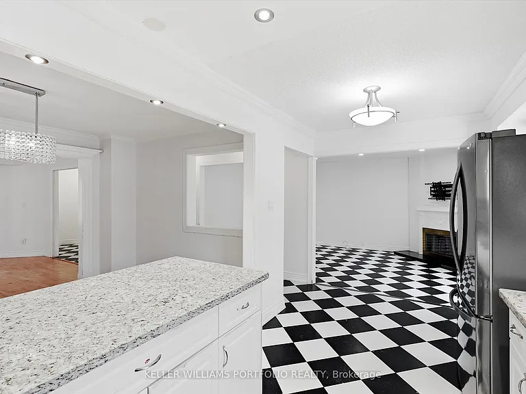 73 Jessica Gdns — Photo 13