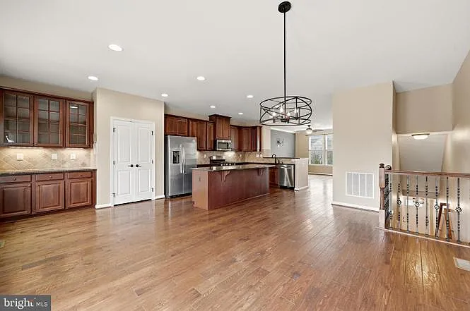 3 bed, 3.5 bath, 2440 sqft, $2,500 — Photo 4