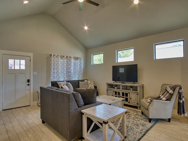 1247 Greenhill Dr — Photo 23