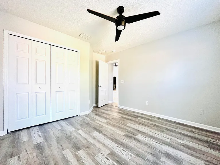 217 W Silverthorn Ln — Photo 11