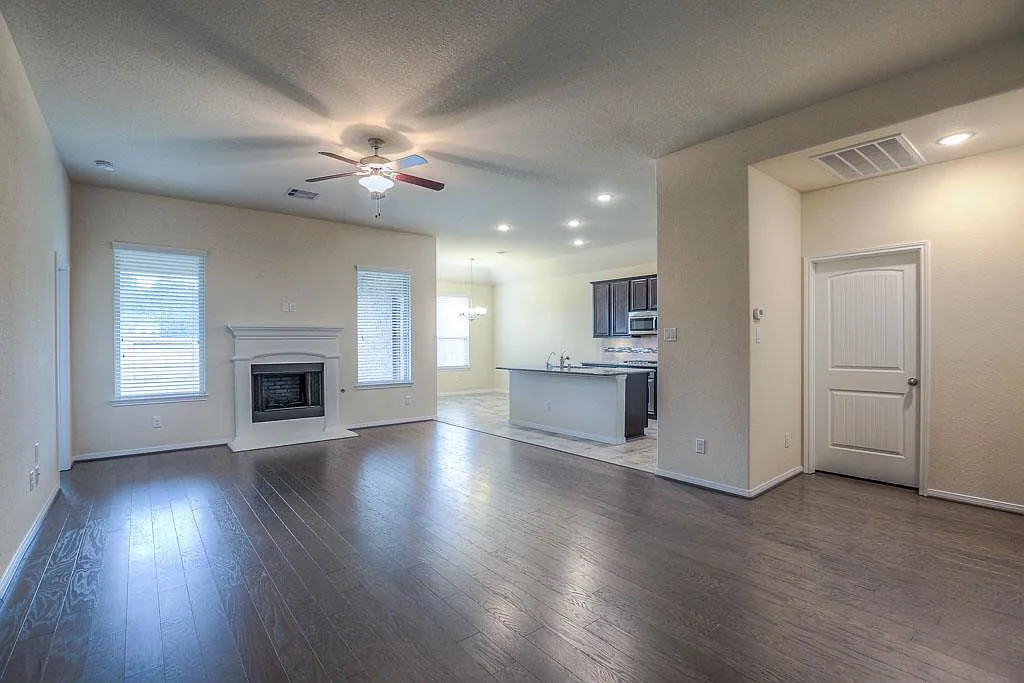 4 bed, 2.0 bath, 2050 sqft, $2,450 — Photo 4