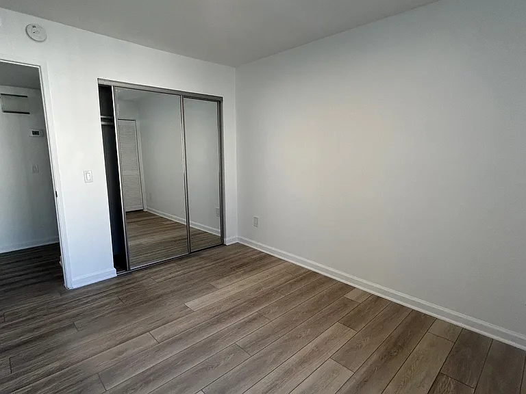 Glenoaks Apartments — Photo 24