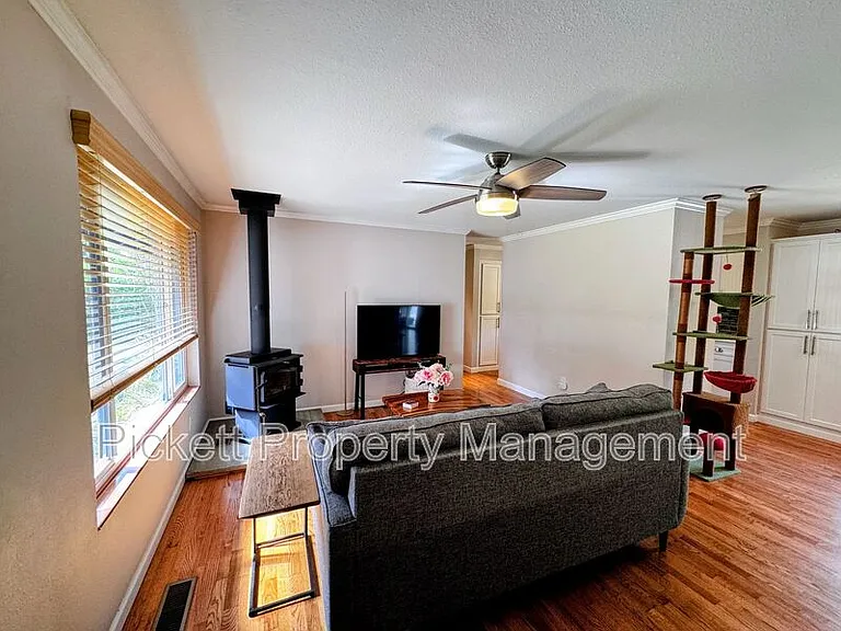 2270 Madrona Dr SE — Photo 3