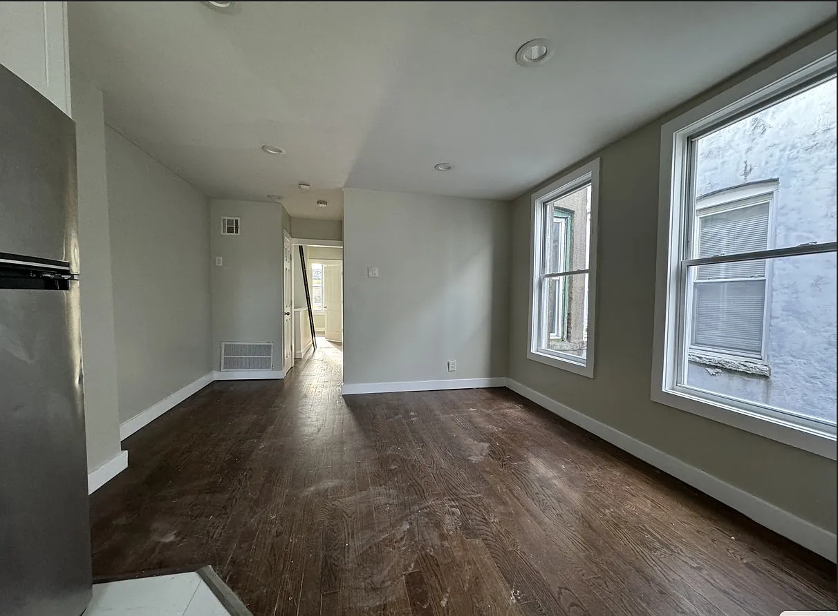 3 bed, 1000 sqft, $1,999 — Photo 2