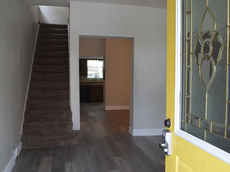 Entrance view. Open path to the kitchen.