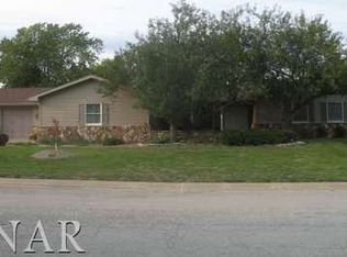 17 Colonial Dr, Clinton, IL 61727