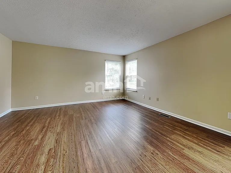700 Thornton Dr — Photo 4