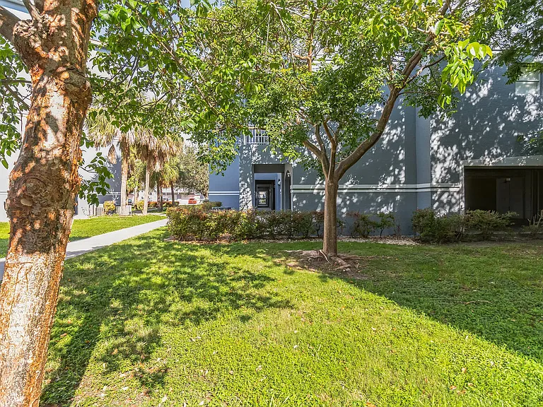 Cobblestone on The Lake Apartments — Photo 32