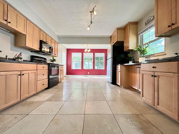 3rd image of 4122 Ashgrove Dr
