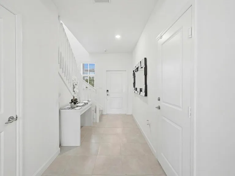 2324 NW 130th Ter — Photo 2