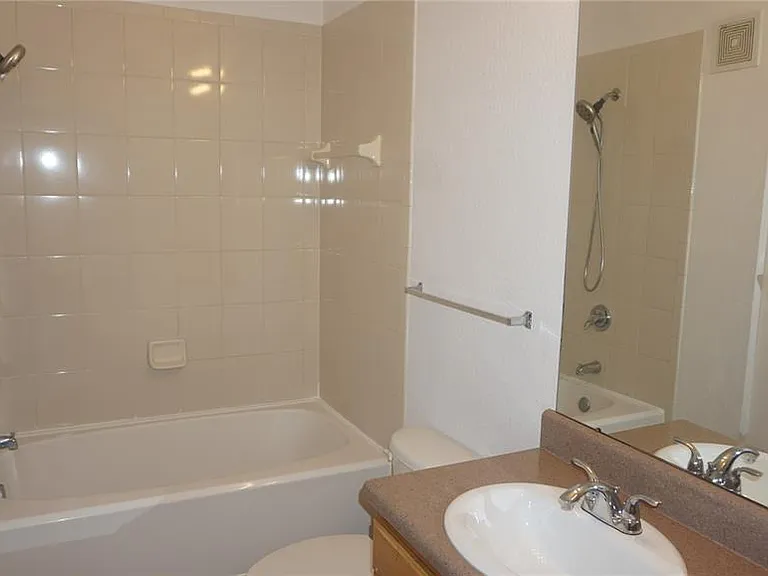 2402 Courtney Meadows Ct #101 — Photo 16