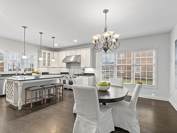 3rd image of 10 Pickett Pl