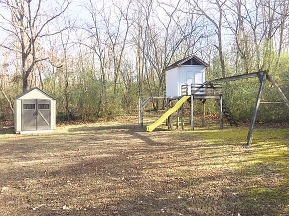 5th image of 727 Carmen Dr