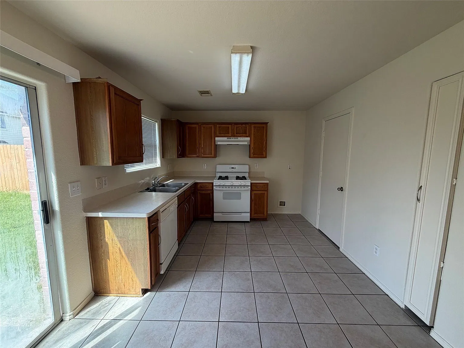 3 bed, 1218 sqft, $1,750 — Photo 3