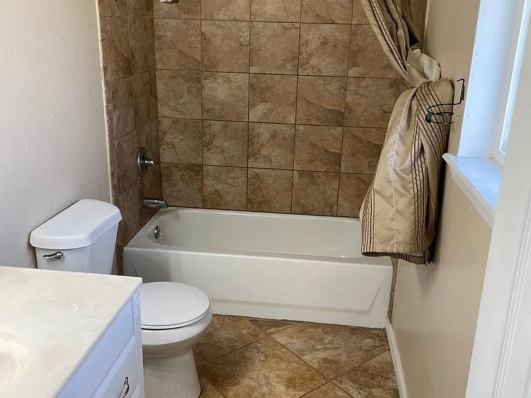 508 W Poe St — Photo 4